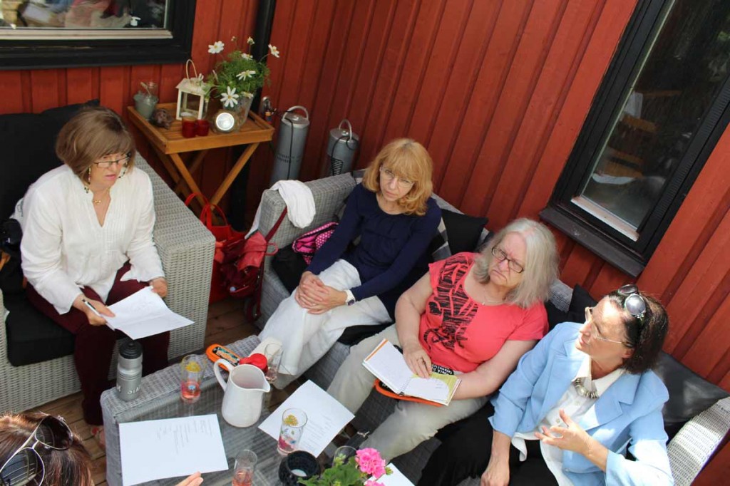 Styrelsemöte i Ingå, den 7 juni 2014. Diskuterar bland annat programmet för höstens kulturkväll och praktiska arrangemang.
